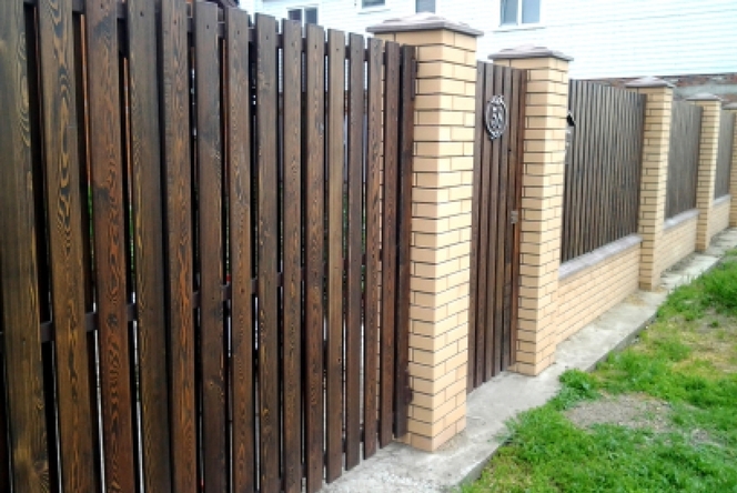 Забор с металлическими столбиками